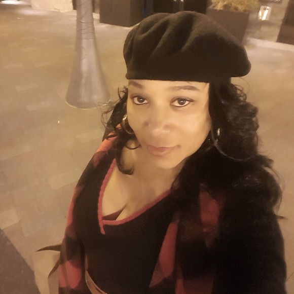 Meet your Posher, Tabitha - Picture 1 of 1